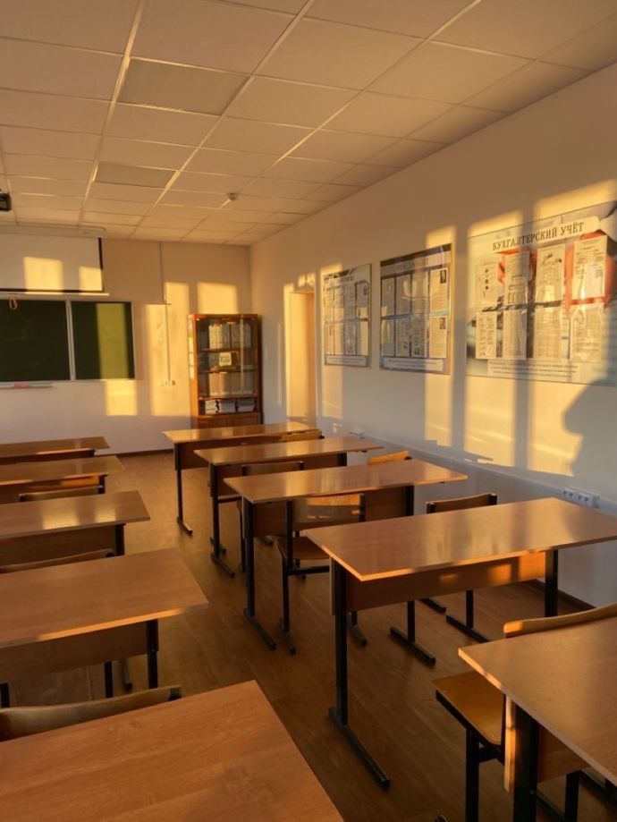 salón de clases al atardecer